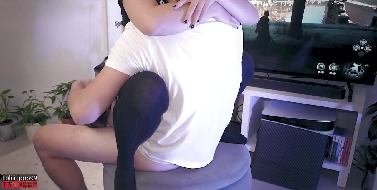 Gagica asiatică excitată vrea pula și mă întrerupe jucând mitul negru Wukong