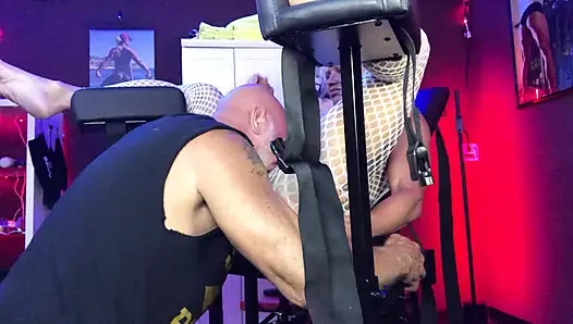 Ateşli blode itaat sandalyesine konur ve götüne dildo alır