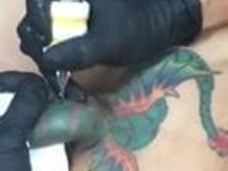 Artis tato - tato untuk penisnya sendiri