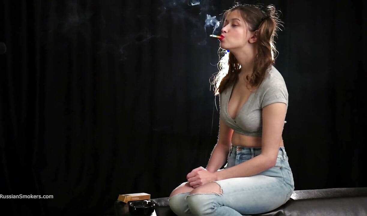 Tachinare lentă cu o țigară rusoaică sexy care fumează o țigară