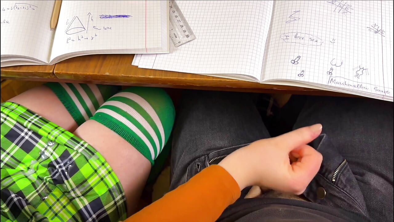 KOMPILACJA DZIEWCZYN - Ręczna robota ponownie pod stołem, a nawet trochę footjob.