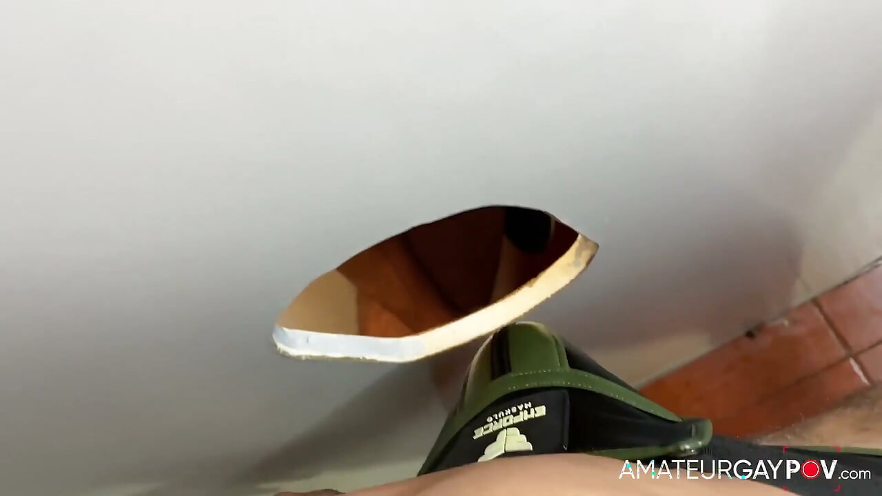 頬を叩きながら覗き見る