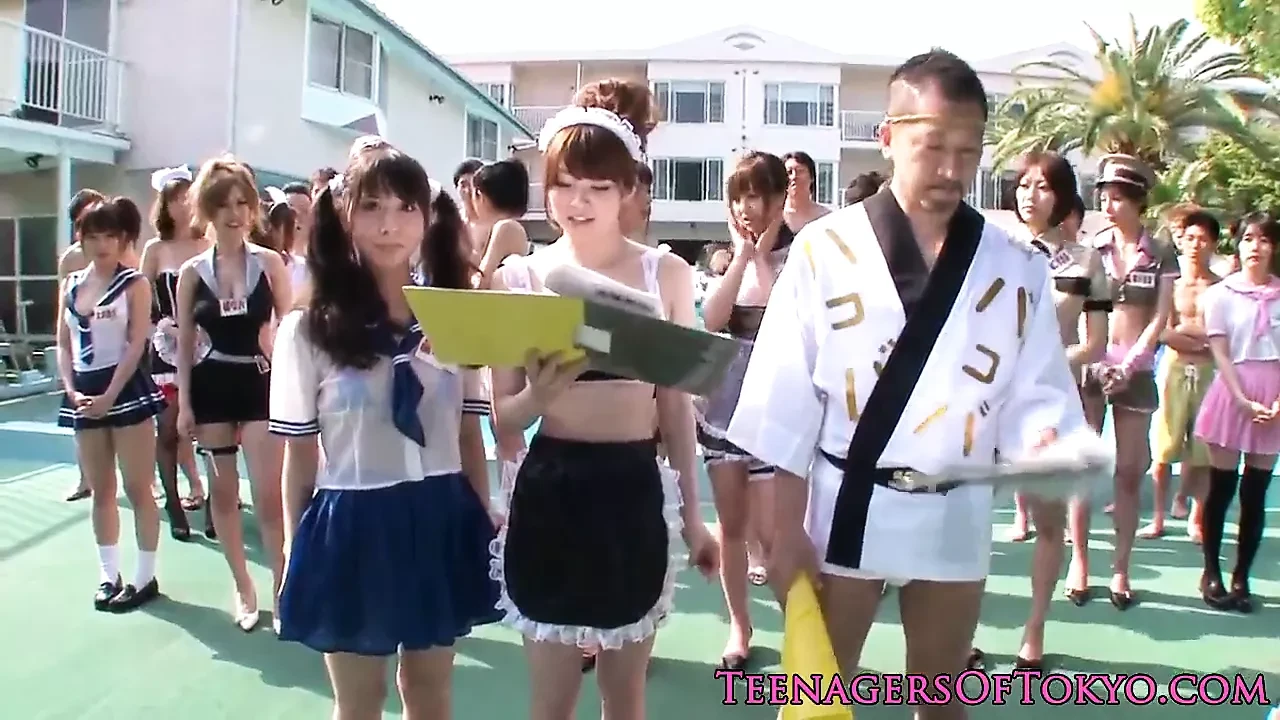 角色扮演青少年在泳池派对上骑马