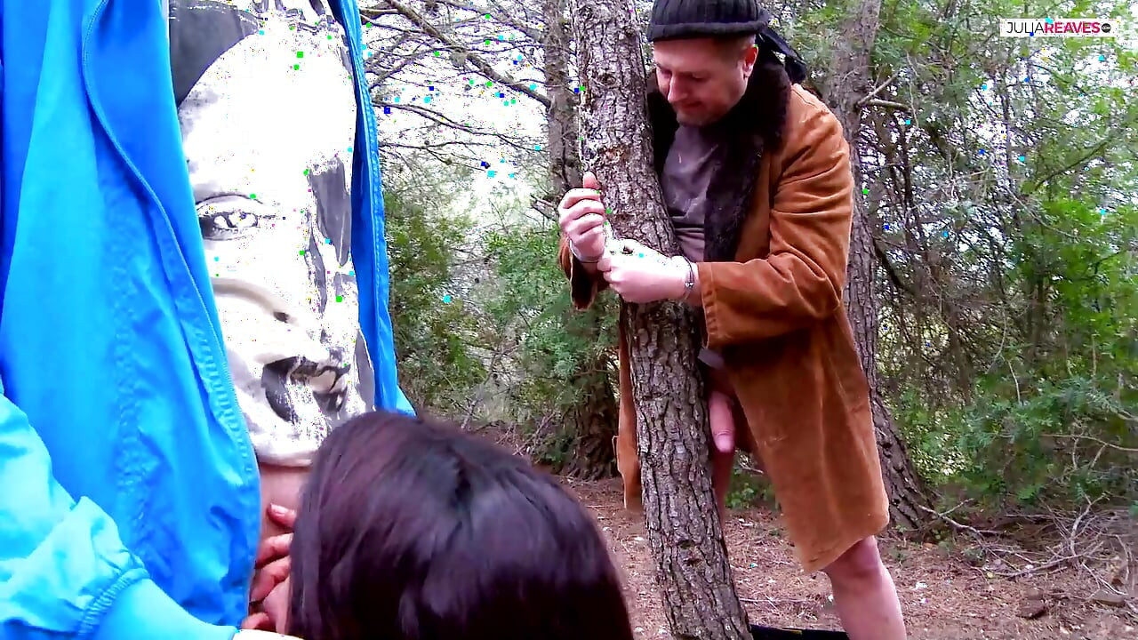 Dünnes mädchen lutscht zwei riesige schwänze und reitet sie dann hart auf dem boden