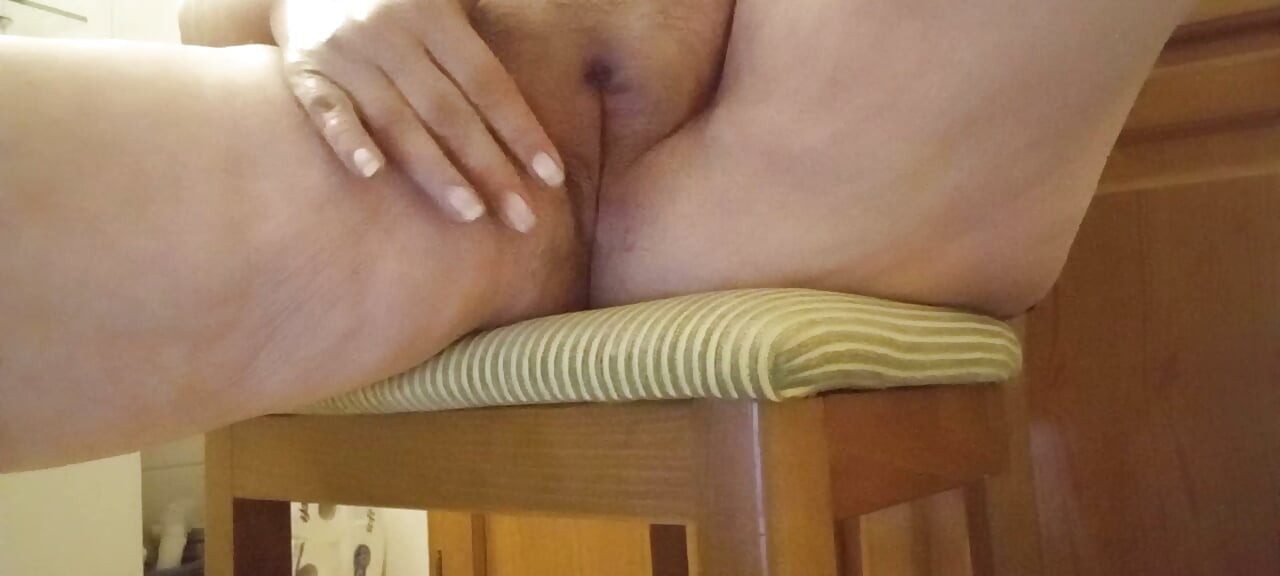 Amateur de 53 años con curvas se afeita el coño peludo de cerca - Parte 3