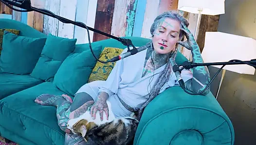 E - empati hakkında konuşuyorum - asmr podcast sfw konuşuyor gotik sıska kız dreadlocks dövmeli model dövmeli kız