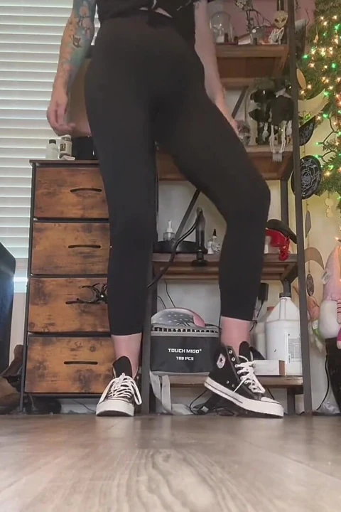 67 Giantess Crams Size 16 Feet in Size 14 Converse