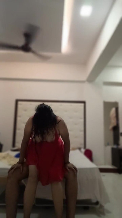 Jaw-dropping moment from "Desi aunty riding in hotel"