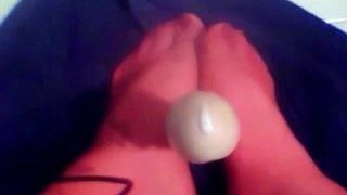 Footjob w stuckings z prośbą o cumming dildo