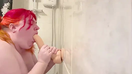 Cewek semok ini muasin memeknya pakai dildo