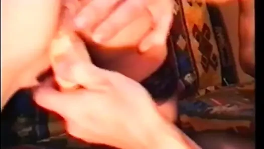 Ateşli iki erkek bir kadın biseksüel üçlü grup seks yaptıktan sonra adam ve sürtük götüne dildo alıyor