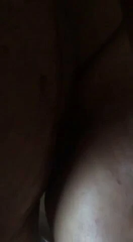 Roludo rasgando minha cucetinha na pele
