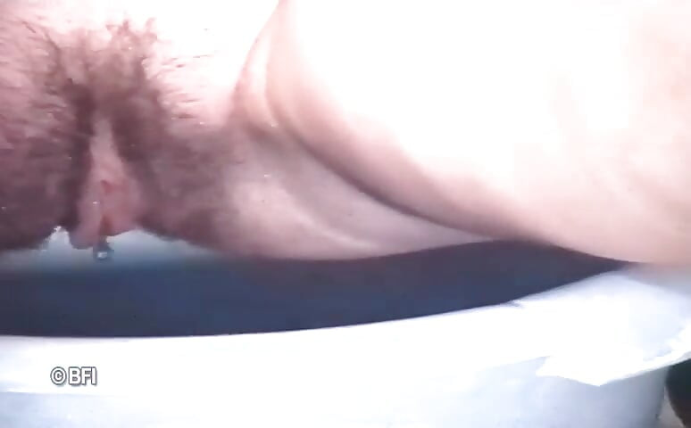 Brunetă în sutien și pe tocuri se pișă într-o spălătorie - videoclip retro