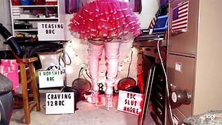 Salope-danse avec qossy culotte tapette lent strip-tease en tutu rose et bottes à talons aiguilles plate-forme de grosse bite noire.