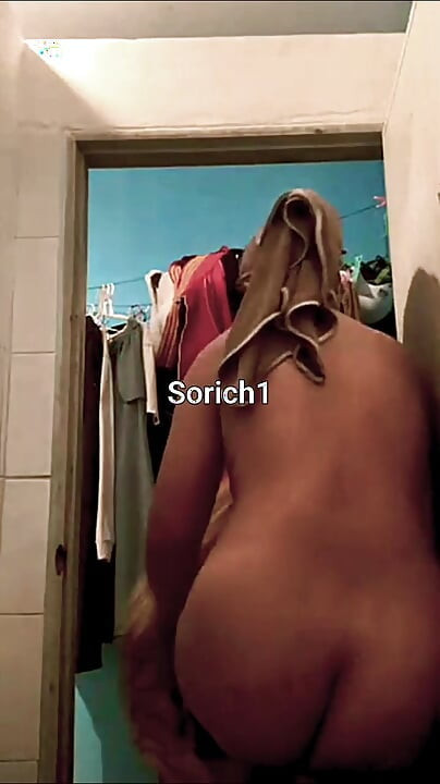 我老婆在洗澡。我在偷偷地看著她。