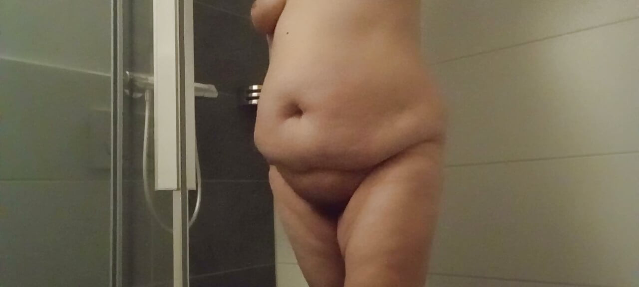 Mature BBW makes her big belly wiggle Eva Pur