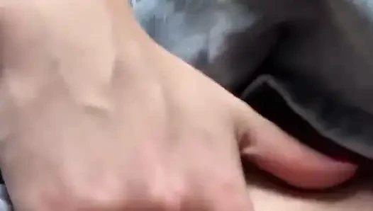 Молодая блондинка в джинсовой юбке без трусиков крупным планом, мокрая киска