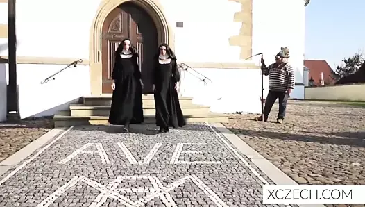 Католические монахини и чудовище (2014)