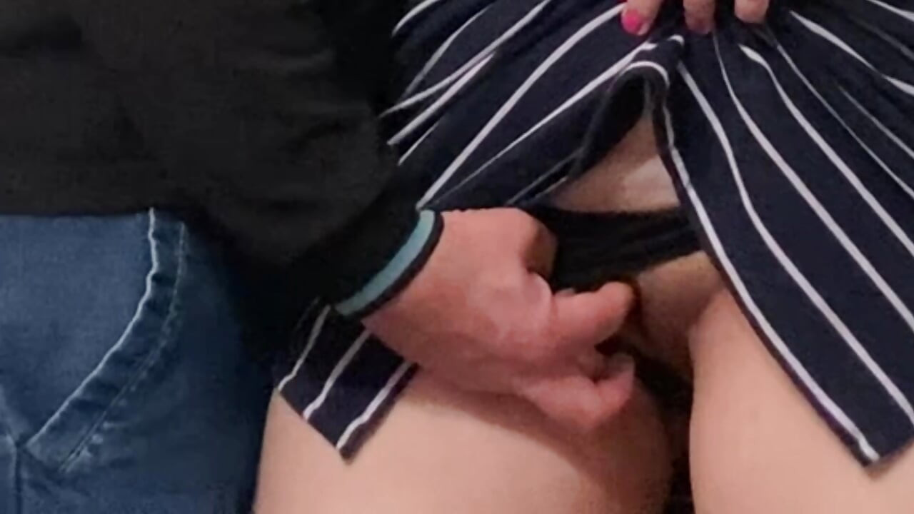 Je laisse un inconnu me toucher la chatte sous la robe dans le métro