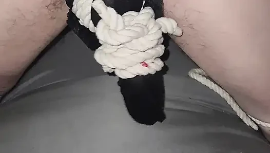 Gadis penurut ini muasin memeknya pakai stoking nilon, beberapa tali, dan ballbusting