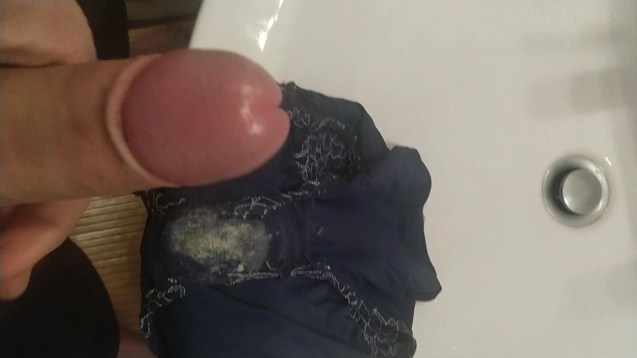 Ejaculation dans sa culotte