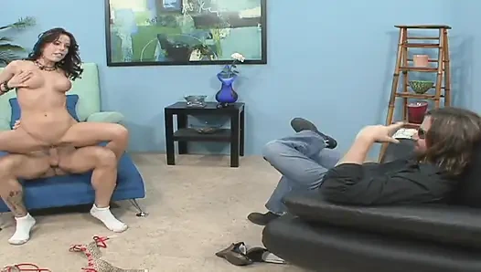 Очаровательная грязная пизда из Chica пульсирует широко, раскрытой для величественной уколоть, натыкать ее