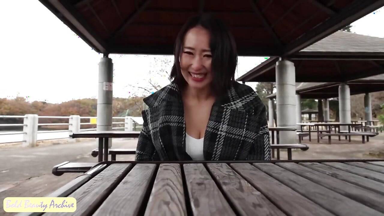 긴 구속이 사라지고 욕망이 마침내 자유로워지면서 침묵을 깨는 결혼한 미녀