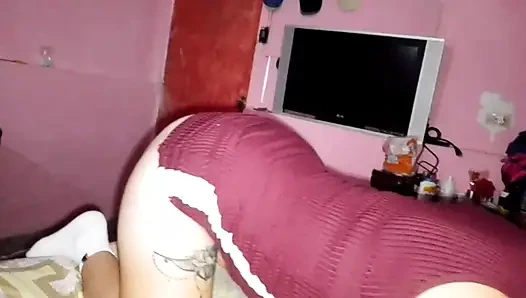 Я сосу член отчима, пока он не оказывается у меня во рту