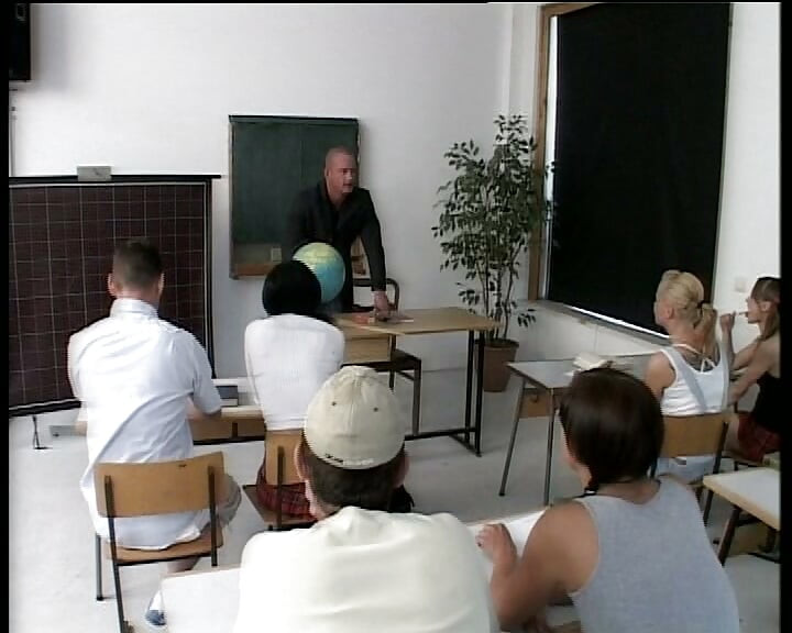 Liten tysk tonårsdocka knullad i hård trekant i klassrummet