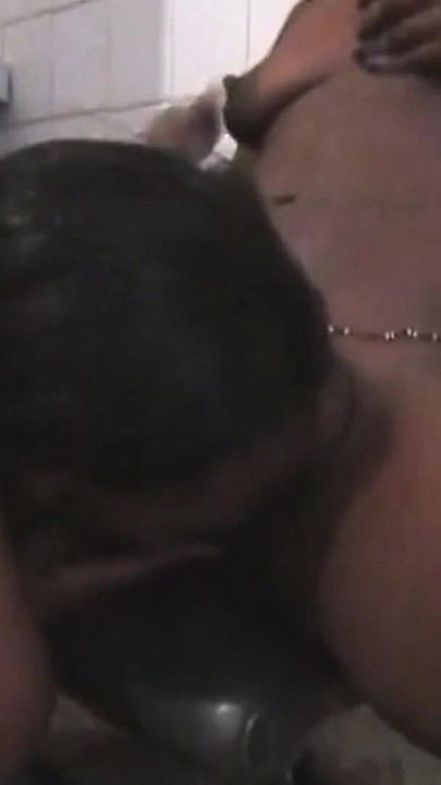 大黑屁股黑人女同性恋者在狂野的浴室性爱中用力指法阴户 |剪辑 1