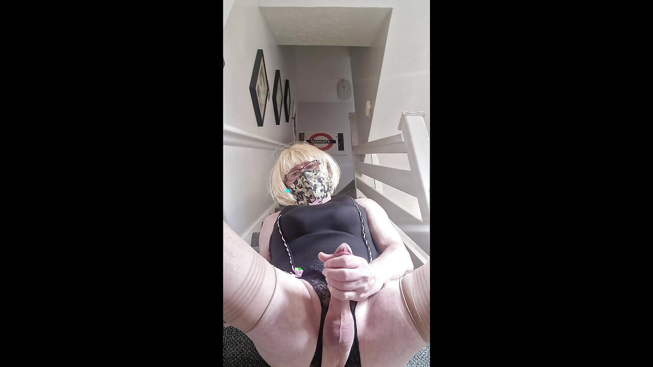 褶邊黑巴斯克和棕褐色絲襪射精
