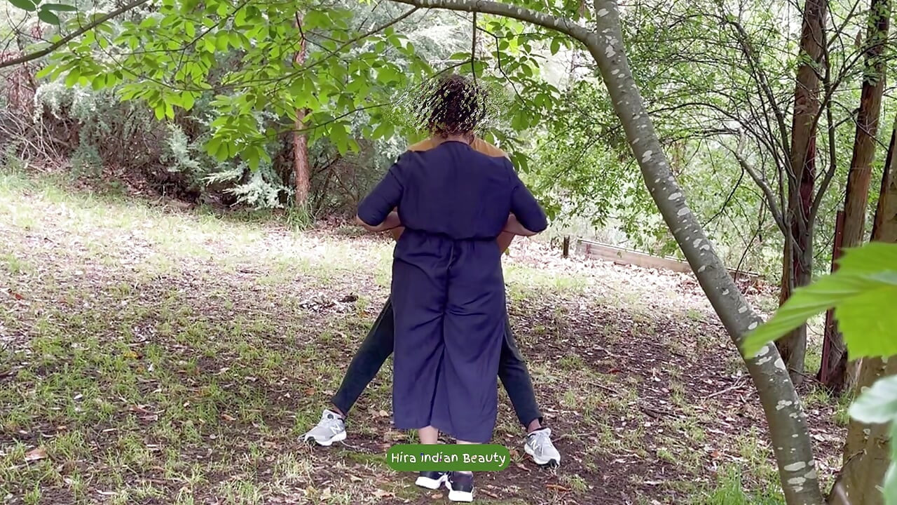 Tombul desi teyze açık havada sert anal oyundan önce sakso becerilerini gösteriyor - halka açık seks