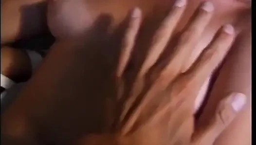 İki genç klasik lezbiyen çift dildoyla sikişiyor