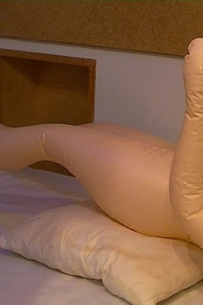 性爱娃娃床上性交自慰