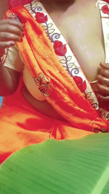 Doktorin, die einen impotenten typen in ihrem stil behandelt und gab einen schönen handjob mit Ölmassage mit vollem tamilischem audio | Clip 2