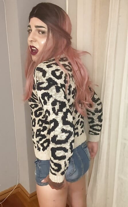 Trong một chiếc áo khoác với in jaguar và váy denim, tôi đặc biệt thấy mình gợi cảm trong giao diện này, và bạn có thích nó không?