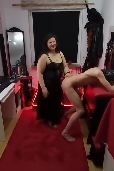 Grattage et fessée - partie 2-2