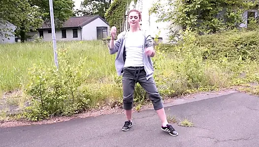 Seksi büyük götlü esmer açık havada sert sikişiyor