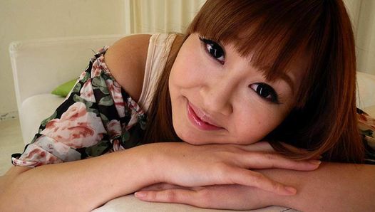 Adolescente japonesa en medias con tetas alegres disfruta del áspero