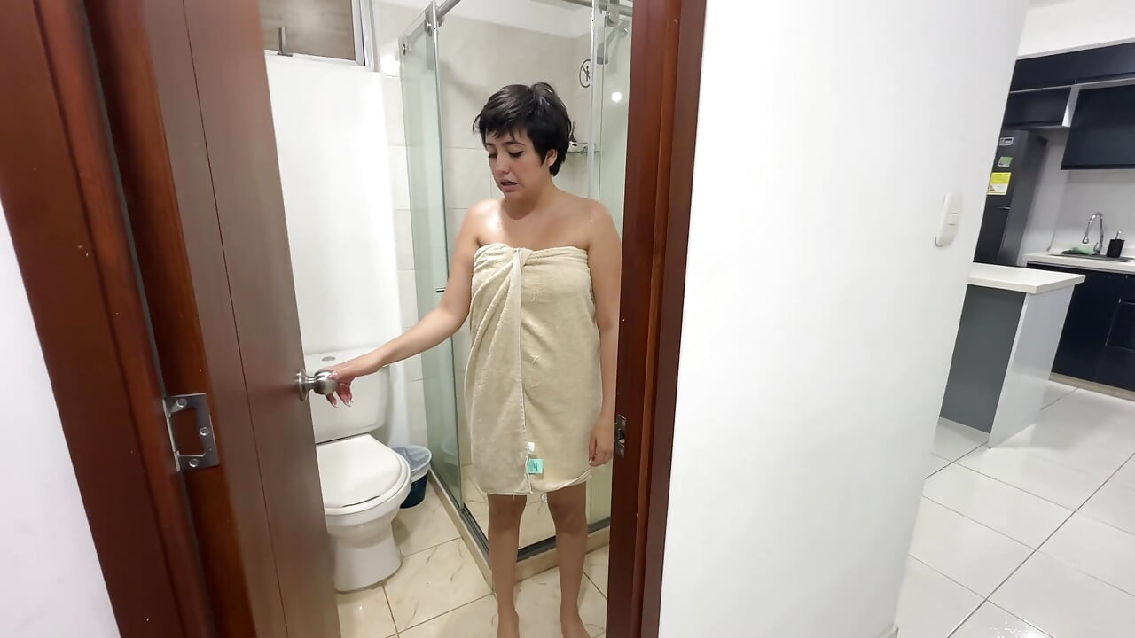 Eu ajudo minha meia-irmã sexy fora de seu banheiro trancado, em troca ela me deixa foder sua bunda apertada com força.