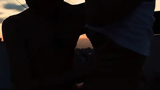 Kız arkadaşıma üniversitenin çatısı üzerinde hızlı bir sikiş yapıyorum