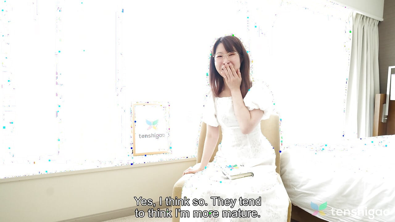 Nhân viên văn phòng Miss Momoko Azuma trong video người lớn đầu tiên của cô ấy