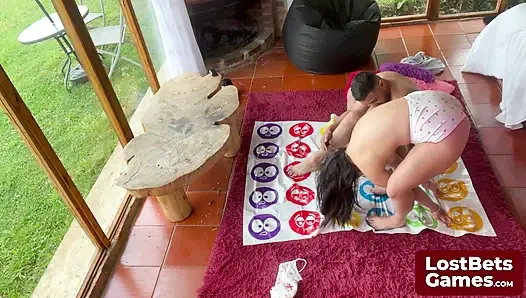 Amelia und Lucas verdrehen die hitze mit einem strip-Twister