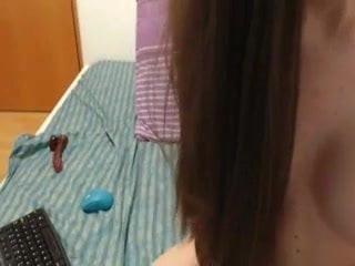 欲火中烧的女孩观看色情内容并自慰