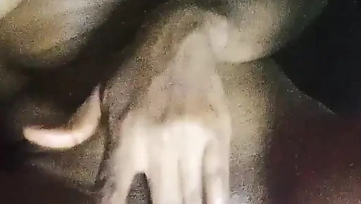 Студентка трахает пальцами ее сочную киску