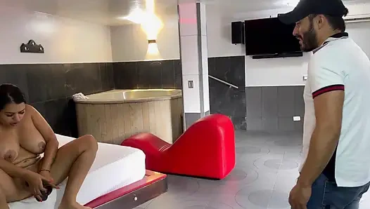 Латиноамериканка С Возбужденной Жопой Трахается С Членом Садовника И Кончает Полным Молоком