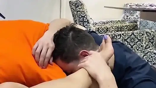 Lelah di sofanya setelah seharian melelahkan