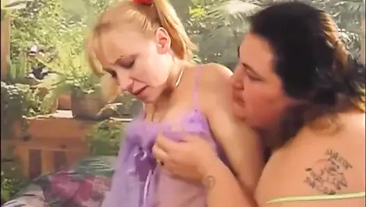 Küçük ve xxl lezbiyenler amcık yalıyor dildoyla oynuyor