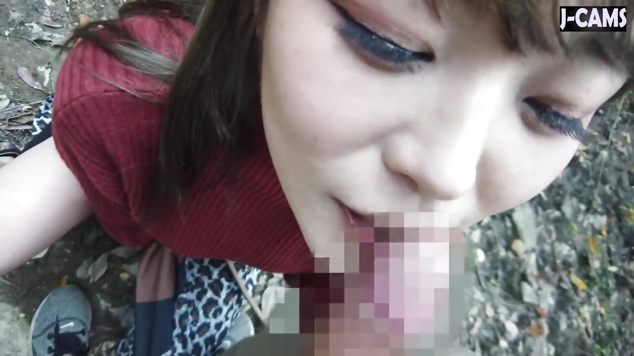 Wesoła pani w biurze z błyszczącymi ustami pochyla się w bliską uśmiechniętą, gdy rozkoszuje się momentem odcinek 2