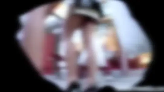 Две женщины, трогающие свои гениталии